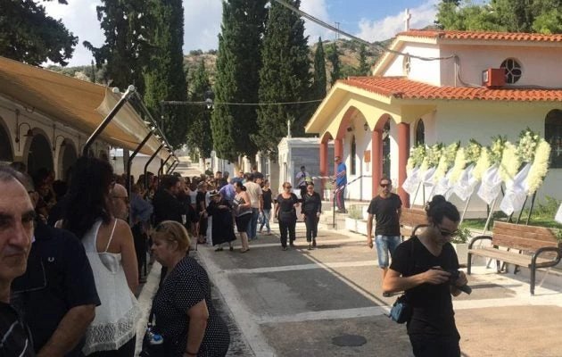 Θρήνος στην κηδεία του 15χρονου αυτόχειρα μαθητή στην Αργυρούπολη